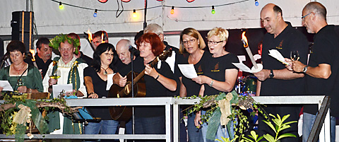 Die Merler Weinfreunde singen das Geburtstagslied